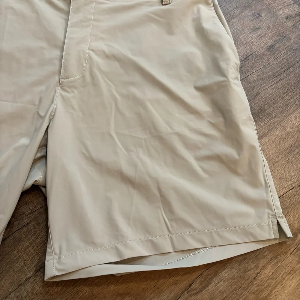 RHONE Men's Size 38 Flat Front Gray Shorts Golf Outdoor Resort Dress‎
